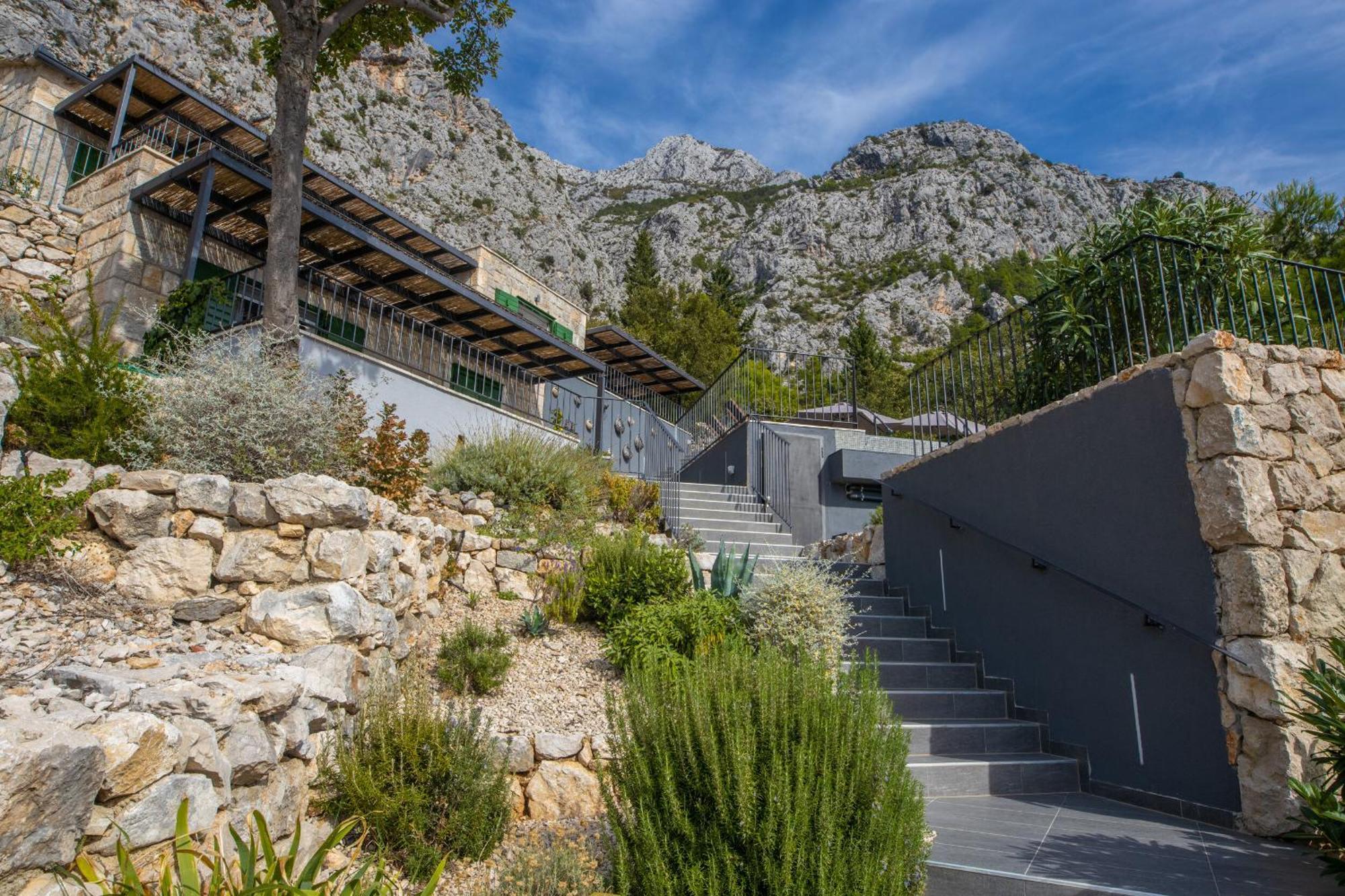 2m * Makarska